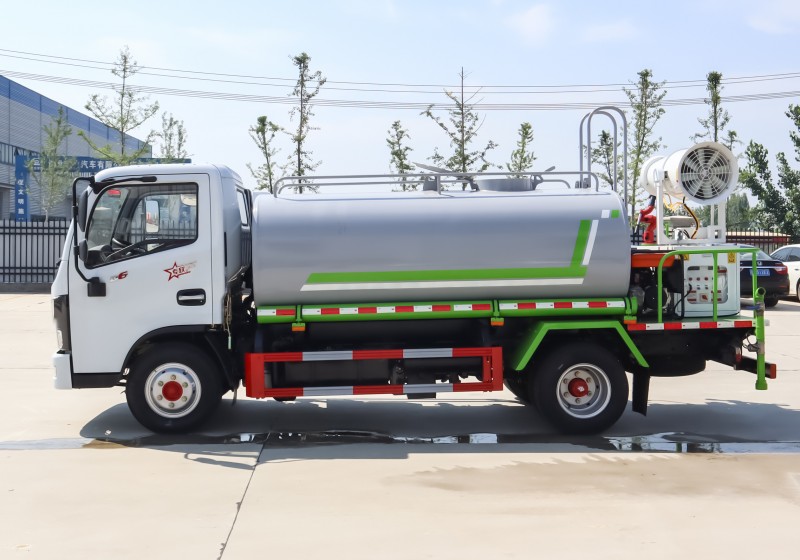 Dongfeng D6 sprinkler truck-wheelbase 3308-5 square mist gun 30 meters