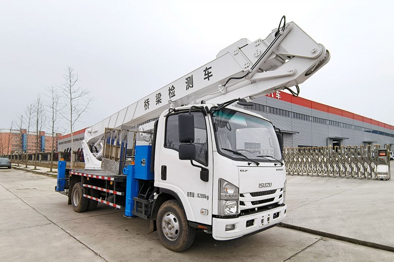 Isuzu Bridge Inspection Vehicle