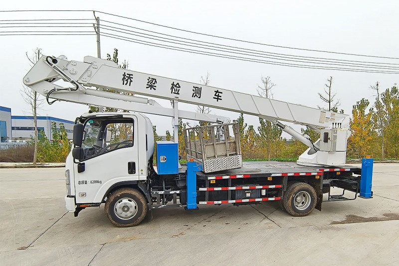 Isuzu Bridge Inspection Vehicle