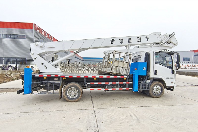 Isuzu Bridge Inspection Vehicle