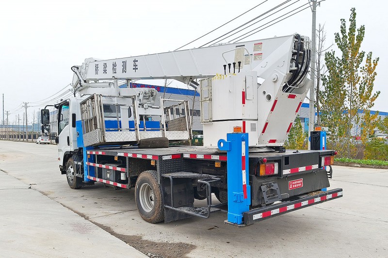 Isuzu Bridge Inspection Vehicle