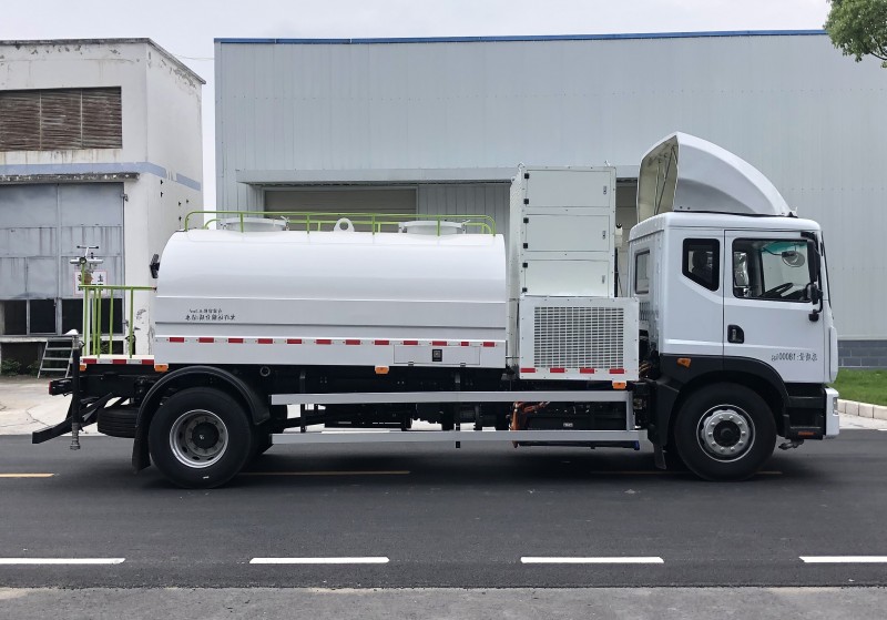 Dongfeng D9 electric sprinkler truck-volume 11 square meters