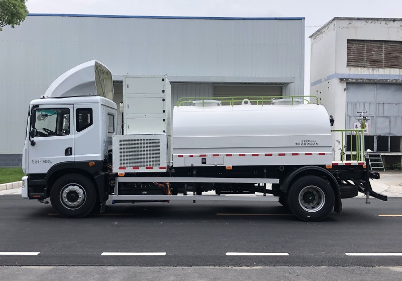 Dongfeng D9 electric sprinkler truck-volume 11 square meters