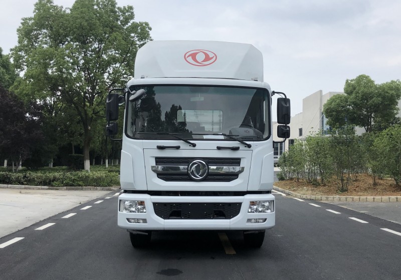 Dongfeng D9 electric sprinkler truck-volume 11 square meters