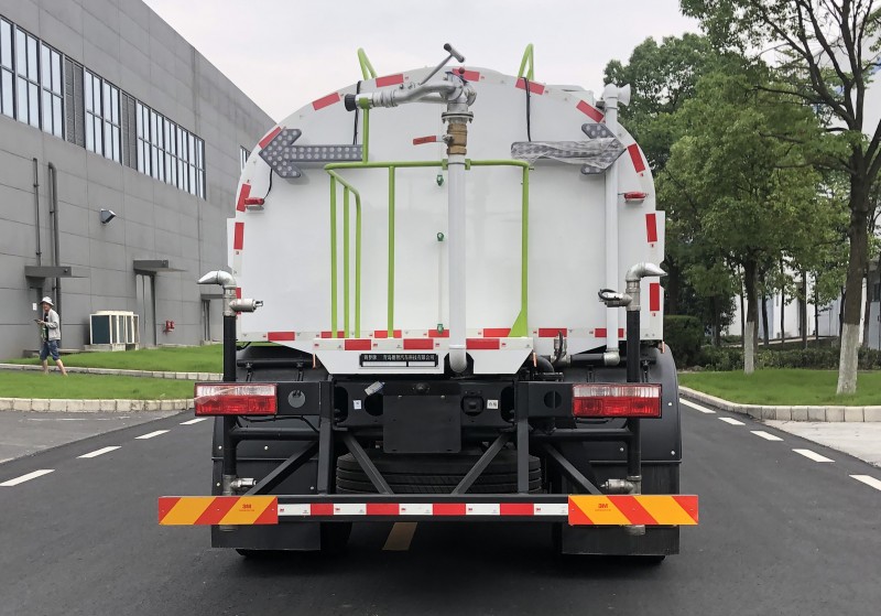 Dongfeng D9 electric sprinkler truck-volume 11 square meters