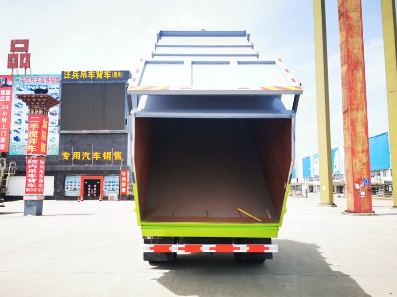 Dongfeng Tianjin Docking Garbage Truck-Wheelbase 4700