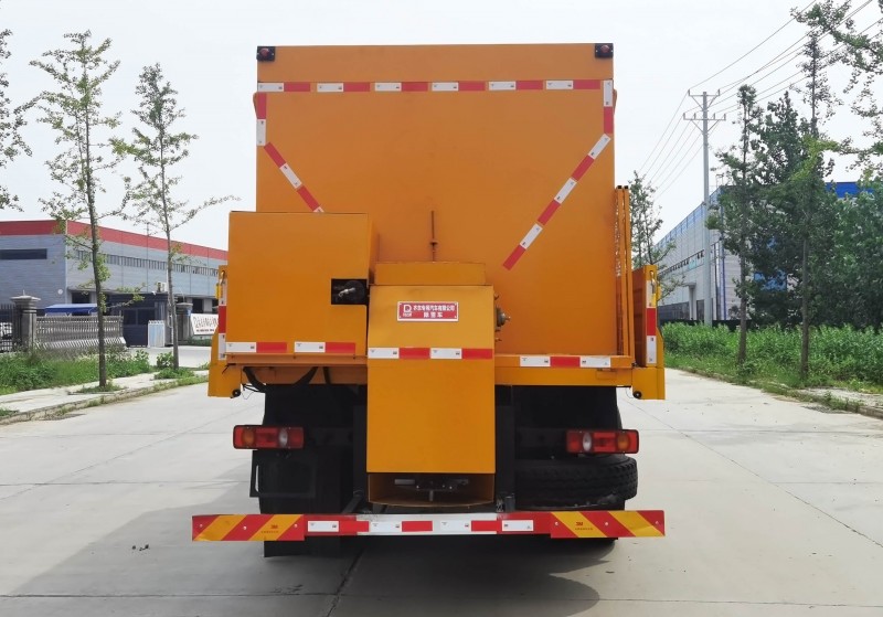 Dongfeng Tianjin Snow Removal Vehicle - Salt Storage 8 square metres